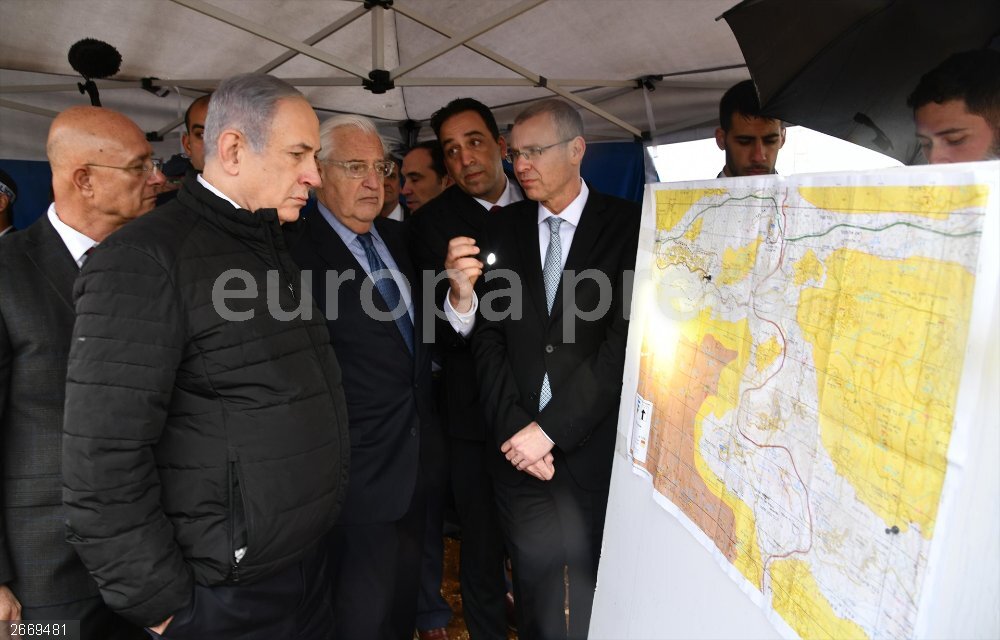:Israeli PM Netanyahu visits Ariel settlement in West Bank HANDOUT - 24 February 2020, Israel, Ariel: Israeli Prime Minister Benjamin Netanyahu (L) inspects an area map during his visit to Ariel settlement in the West Bank. Photo: Haim Zach/GPO/dpa - ATTENTION: editorial use only and only if the credit mentioned above is referenced in full