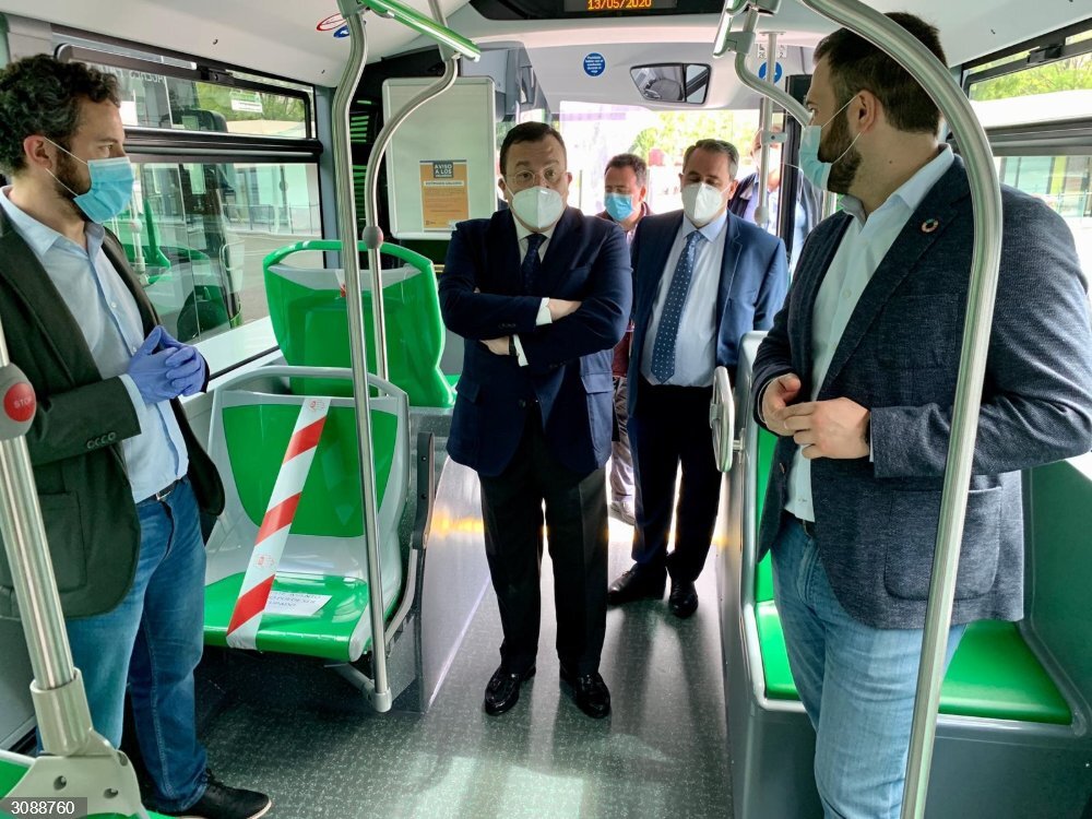 El servicio de autobuses urbanos de Cáceres estrena cinco vehículos e