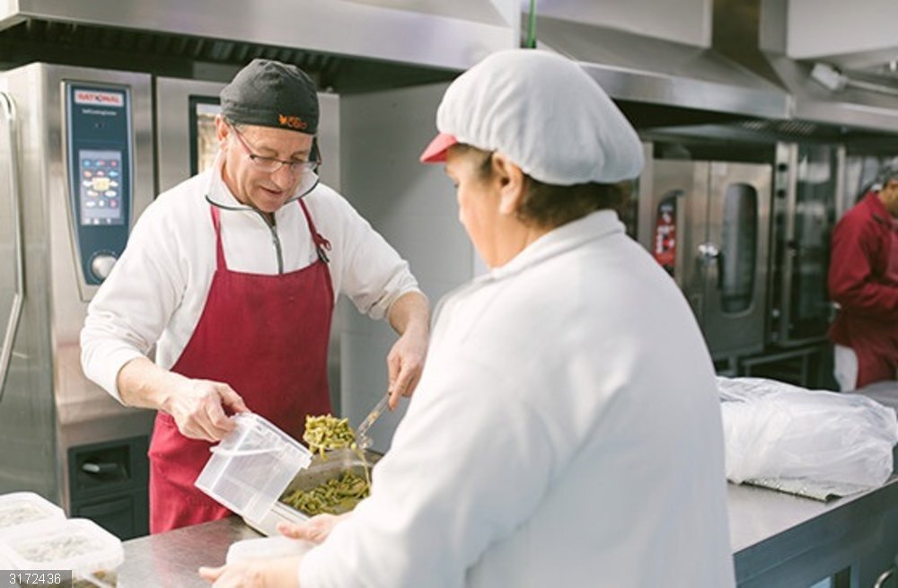 Córdoba.- Coronavirus.- La Fundación Fepamic pone en marcha el proyecto SOS Córdoba, para dar comida a los necesitados Preparación de comidas para su reparto dentro de la iniciativa SOS Córdoba.