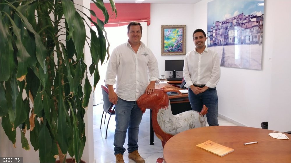 CádizAlDía.- La Fundación Provincial de Cultura traducirá al inglés el libro 'Despensa de recuerdos' El diputado provincial de Cultura, Antonio González Mellado, junto a Miguel Herrera, autor del libro 'Despensa de recuerdos'