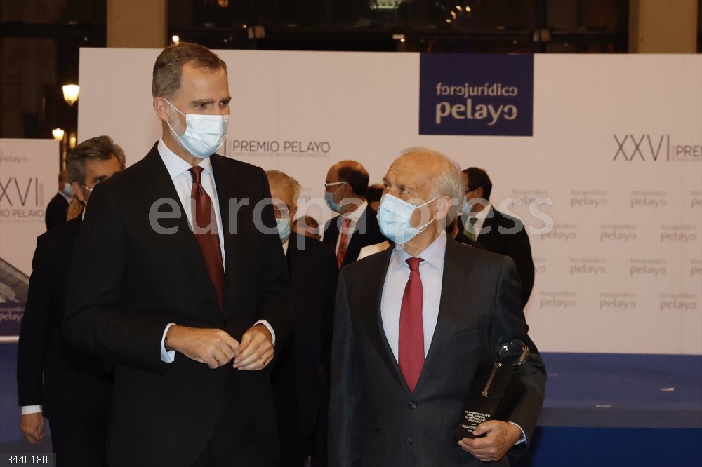 Entrega de la XXVI edición del Premio Pelayo El Rey Felipe VI durante el acto de entrega de la XXVI edición del Premio Pelayo para juristas de reconocido prestigio, en el Palacio de Cibeles, Madrid, (España), a 19 de noviembre de 2020. En esta ocasión el galardón ha recaído en Tomás de la Quadra-Salcedo, por su larga y fructífera trayectoria en el ámbito jurídico y su gran contribución a la sociedad española.