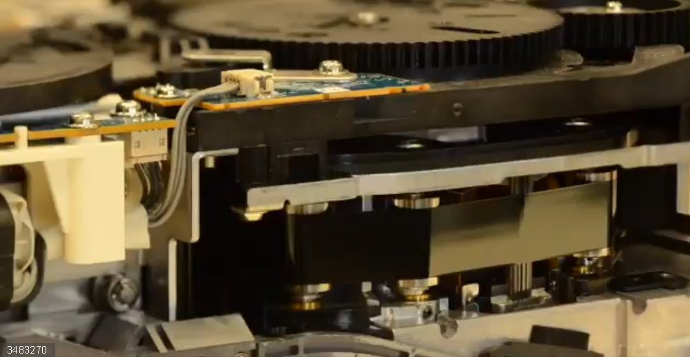 IBM y Fujifilm consiguen almacenar 580TB de datos en un cartucho de cinta magnética que cabe en la mano Prototipo de cinta magnética con ferrita de estroncio