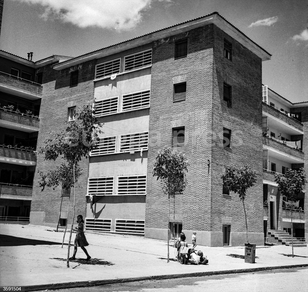 MADRID, ESPAÑA - 19 DE JUNIO DE 1959: Ciudad Pegaso, vecindario construido en el barrio de San Blás en Madrid para facilitar el acceso de los trabajadores de la fábrica de automóviles Pegaso a la vivienda cerca del puesto de trabajo.