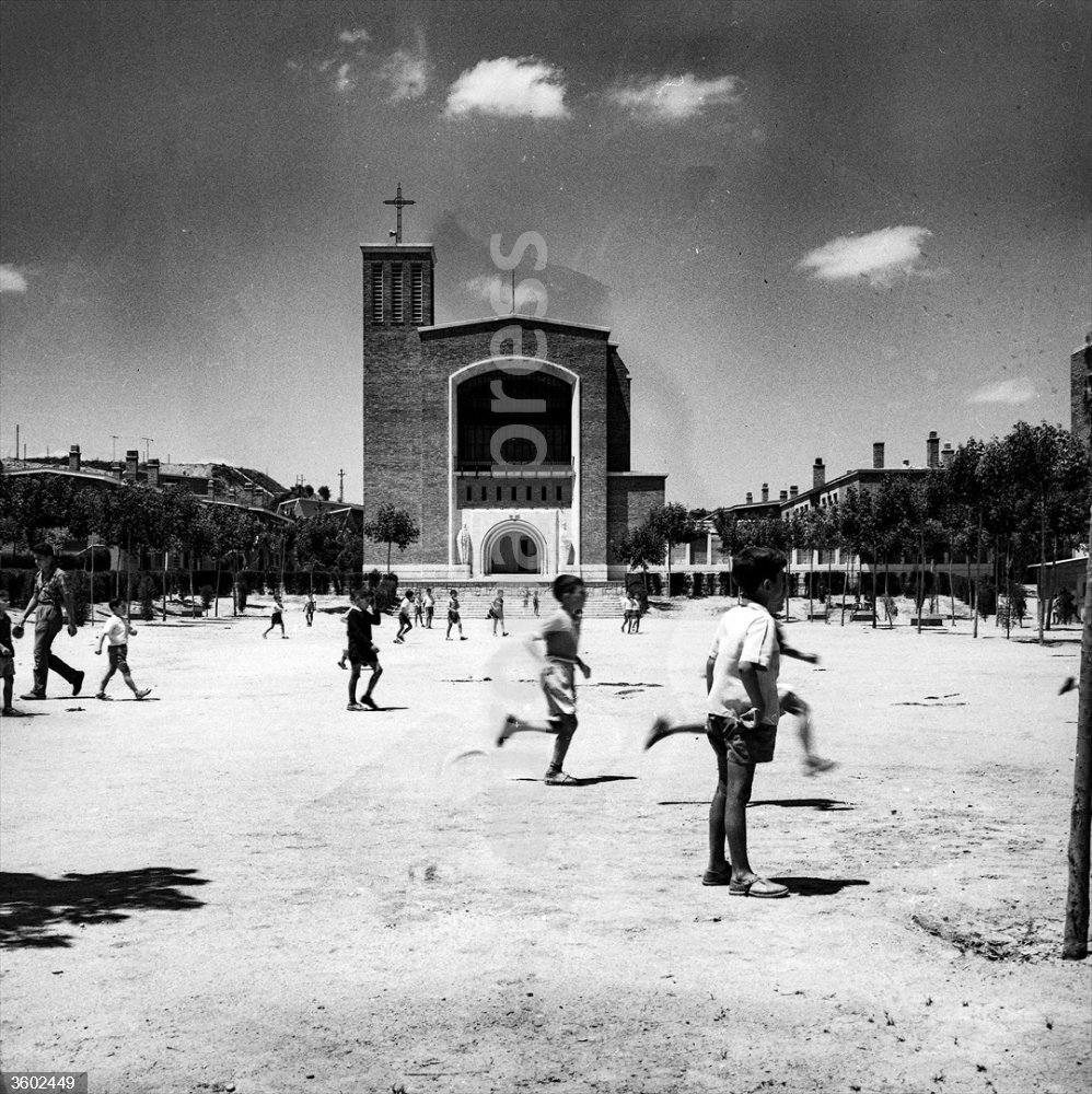 MADRID, ESPAÑA - 19 DE JUNIO DE 1959: Ciudad Pegaso, vecindario construido en el barrio de San Blás en Madrid para facilitar el acceso de los trabajadores de la fábrica de automóviles Pegaso a la vivienda cerca del puesto de trabajo.