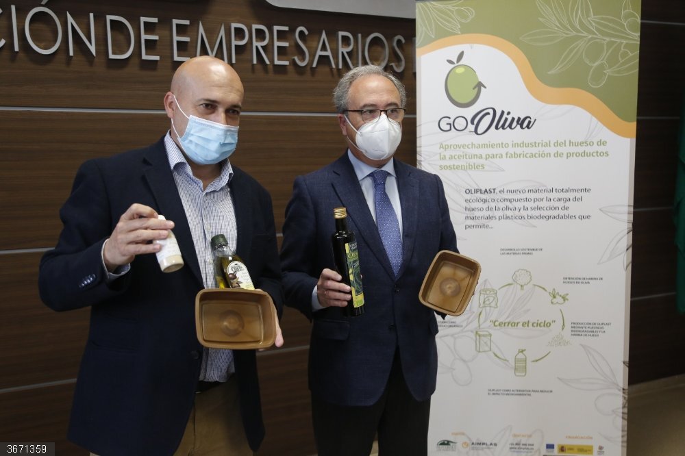 Córdoba.- Una cooperativa olivarera convierte los huesos de aceituna en un producto bioplástico ecológico Caballero y Díaz muestran bandejas hechas con el nuevo bioplástico, a base de huesos de aceituna.