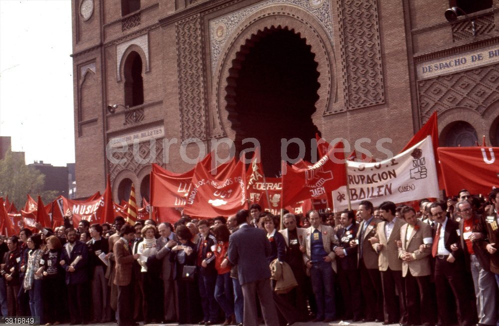 Entierro de Francisco Largo Caballero en Madrid MADRID, ESPAÑA - 8 DE ABRIL DE 1978: Entierro de Francisco Largo Caballero al regresar a España los restos del Expresidente de la II República y dirigente socialista, sepultado en París en 1946 en el exilio y enterrado en 1978 en el Cementerio Civil de Madrid.