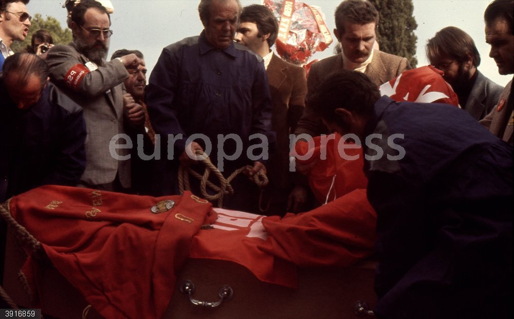Entierro de Francisco Largo Caballero MADRID, ESPAÑA - 8 DE ABRIL DE 1978: Felipe González en el entierro de Francisco Largo Caballero al regresar a España los restos del Expresidente de la II República y dirigente socialista, sepultado en París en 1946 en el exilio y enterrado en 1978 en el Cementerio Civil de Madrid.