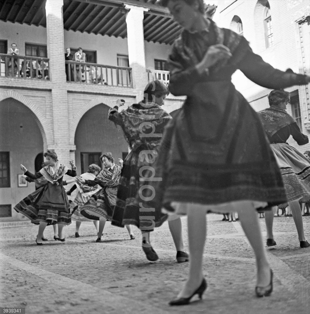 Sección Femenina en Castillo de la Mota Sección femenina en el Castillo Sección Femenina en Castillo de la Mota Sección femenina en el Castillo