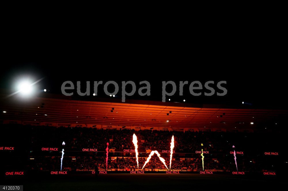 England Premier League - Wolverhampton Wanderers vs Burnley 01 December 2021, United Kingdom, Wolverhampton: Wolverhampton pyrotechnics seen prior to the start of the English Premier League soccer match between Wolverhampton Wanderers and Burnley at Molineux Stadium. Photo: Zac Goodwin/PA Wire/dpa