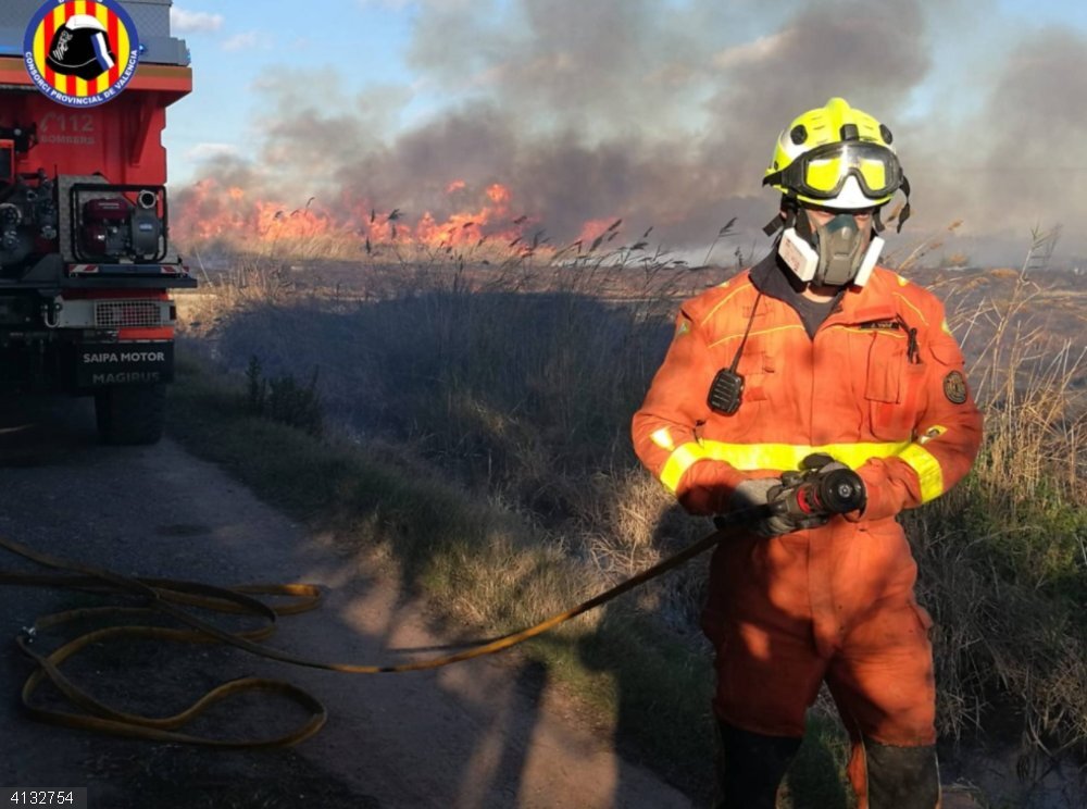 Valencia.- Los bomberos estabilizan el incendio en el marjal de El Puig y se retira el medio aéreo Efectivo del Consorcio trabajando en la extinción del incendio de El Puig