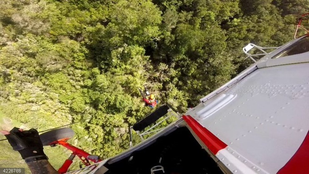 El helicóptero del GES procede al rescate de la senderista herida El helicóptero del GES procede al rescate de la senderista herida