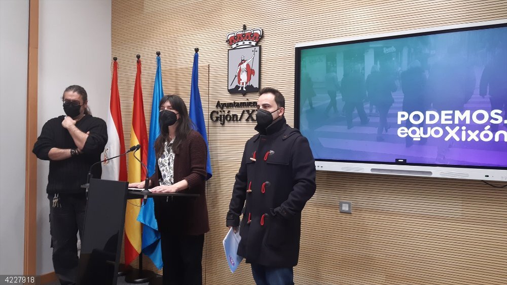 El Secretario General De La Corriente Sindical De Izquierdas (CSI), Nacho Fuster (Derecha),  La Portavoz Municipal De Podemos-Equo Xixón, Laura Tuero, Y Fernando Álvarez, Responsable De Acción Sindical De La CSI, En Rueda De Prensa El secretario general de la Corriente Sindical de Izquierdas (CSI), Nacho Fuster (derecha),  la portavoz municipal de Podemos-Equo Xixón, Laura Tuero, y Fernando Álvarez, responsable de acción sindical de la CSI, en rueda de prensa