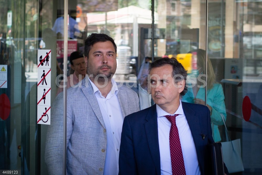 El empresario ruso Alexander Dimitrenko declara como investigado por el caso ‘Voloh’ en Barcelona El empresario ruso Alexander Dimitrenko (i), a su salida después de declarar como investigado por el caso ‘Voloh’, en la Ciutat de la Justicia, a 31 de mayo de 2022, en Barcelona, Cataluña (España). El juez ha citado a declarar como investigado a Alexander Dimitrenko por supuestamente participar en la negociación de una compraventa de gas entre Rusia y China con la que, según se investiga en la causa, se habría intentado financiar al independentismo catalán.