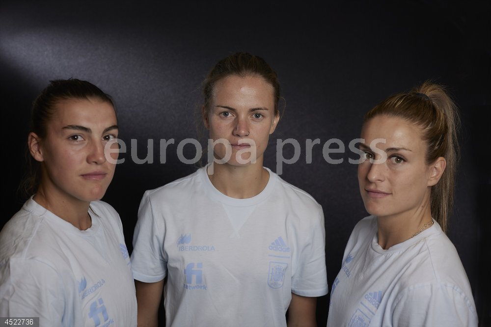Retrato a las tres capitanas de la selección española de fútbol femenina  (I-D) Las futbolistas españolas y capitanas de la selección, Patricia Guijarro, Irene Paredes y  Alexia Putellas posan para Europa Press, en el Hyatt Regency Hesperia Madrid, a 15 de junio de 2022, en Madrid (España). La jugadora de la selección española Irene Paredes ha asegurado en este encuentro  que España "no tiene nada que envidiar a ninguna liga" y que miran "de tú a tú" a los otros equipos que participan en la Eurocopa de Inglaterra, que arranca el próximo 6 de julio.