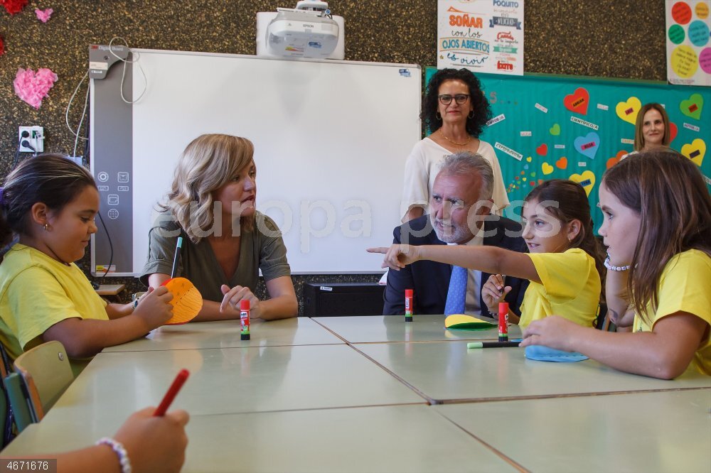 La Reina Letizia inaugura el curso escolar en La Palma con alumnos de centros destruidos por el La Reina Letizia inaugura el curso escolar en La Palma con alumnos de centros destruidos por el