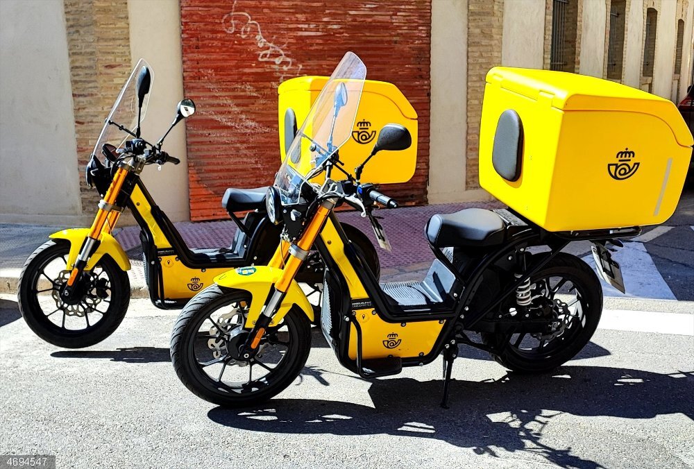 Zaragoza.- Los carteros de Ejea de los Caballeros estrenan dos motos eléctricas Motos eléctricas en Ejea