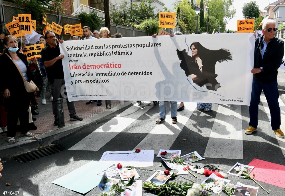 Concentración Frente A La Embajada De Irán En Protesta Por La Muerte De Mahsa Amini Europapress 