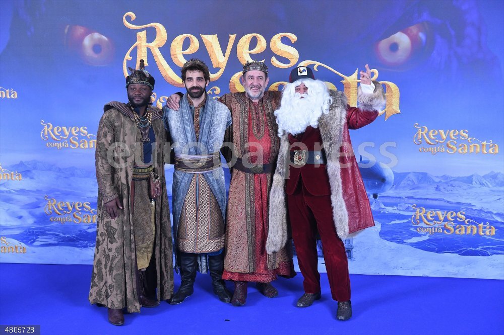 Photocall de la película ‘Reyes Contra Santa’ (I-D) Los actores Matías Janick, David Verdaguer, Karra Elejalde y Andrés Almeida posan caracterizados de sus personajes en el photocall de la premiere de la película ‘Reyes Contra Santa’ en Cines Callao, a 12 de noviembre de 2022, en Madrid (España). ‘Reyes Contra Santa’ se trata de una película de aventuras y magia en la que los personajes que dejan sus regalos a ambos lados del Atlántico unen sus esfuerzos para enfrentarse a un enemigo con escaso espíritu navideño. El film se estrena el próximo 18 de noviembre.