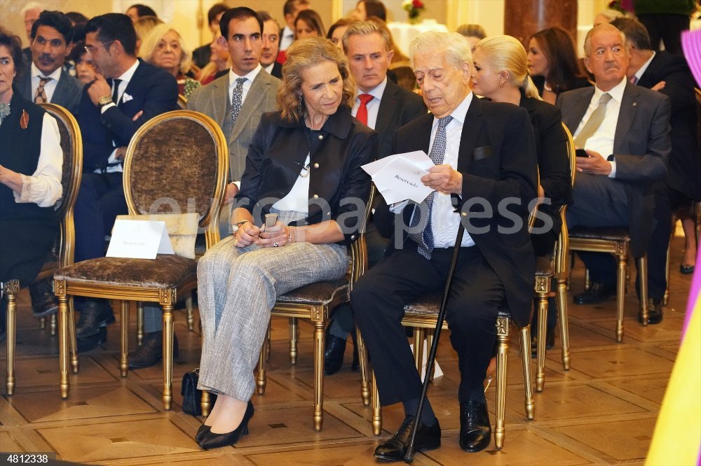 La Infanta Elena y Mario Vargas Llosa durante la entrega del 'Capote de las Artes 2022', a 14 de noviembre de 2022, en Madrid (España)