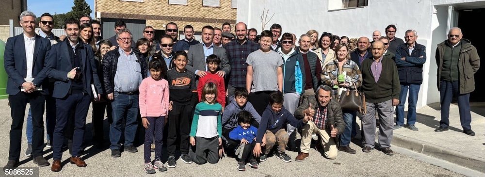 Foto de familia tras la firma del convenio en Farlete para la custodia del  territorio en zonas de Red Natura 2000 de Aragón para incentivar la  conservación de hábitats esteparios. - EUROPAPRESS