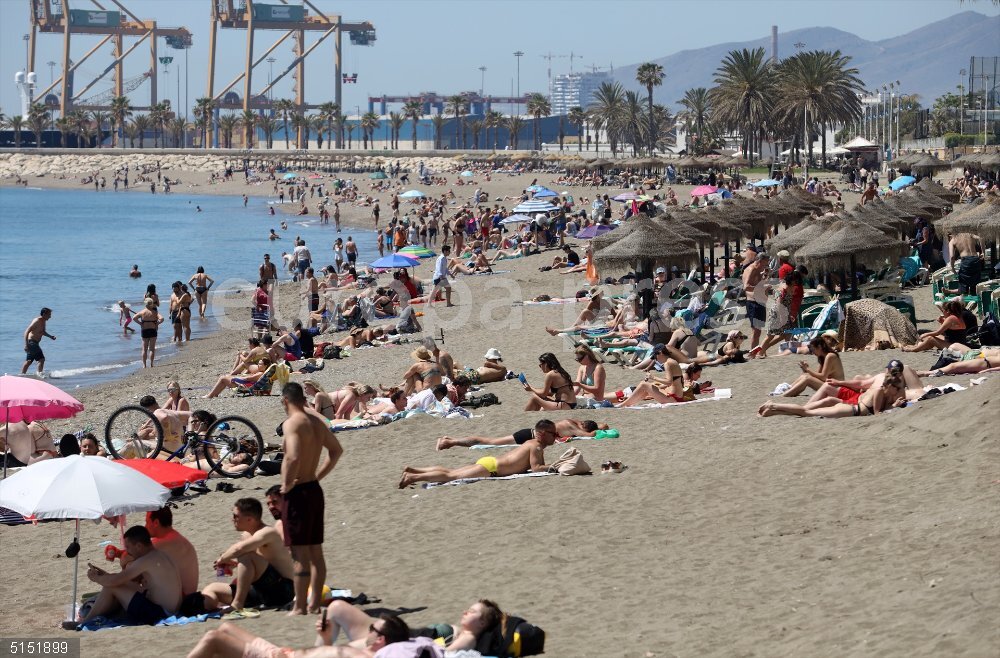 Bañistas en la playa de La Malagueta por las altas temperaturas de estos días  Cientos de personas en la playa de La Malagueta por las altas temperaturas de estos días. A 25 de abril de 2023, en Málaga (Andalucía, España). El calor extremo que comenzó a notarse desde el martes y que llevará los termómetros a 39° a finales de abril, donde podríamos estar ante un periodo cálido más intenso de los registrados en este mes en España desde que hay datos.