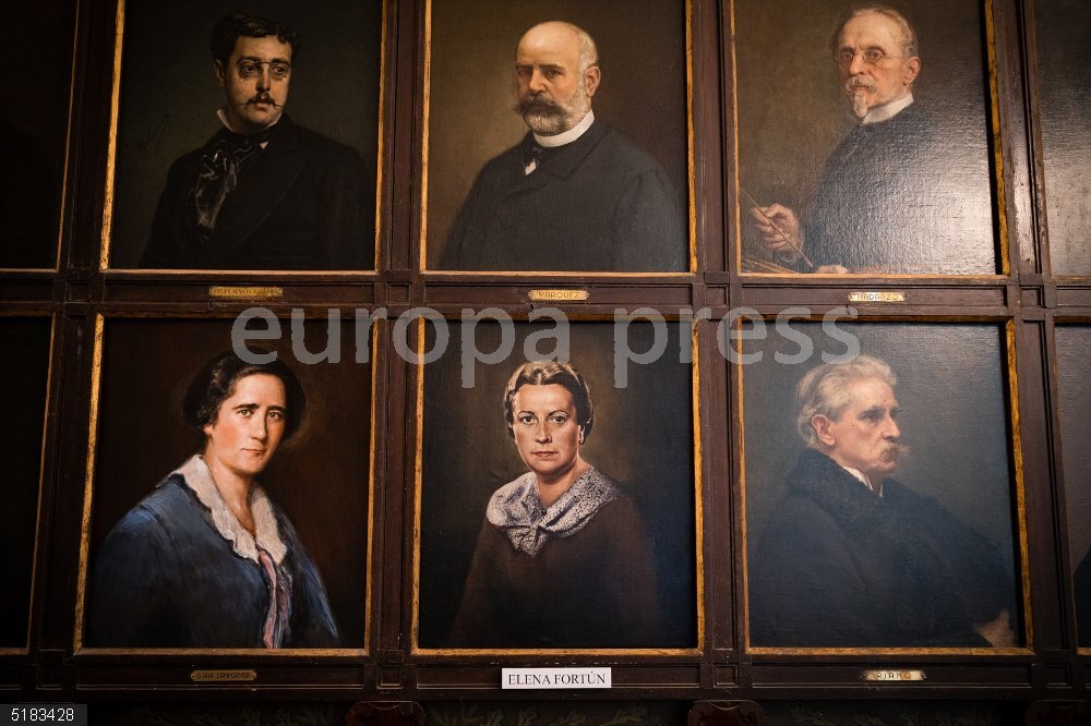 El retrato de Elena Fortún, obra de Carmen Mansilla sube a la Galería de Ilustres del Ateneo El retrato de Elena Fortún, obra de Carmen Mansilla (c), en la Galería de Ilustres del Ateneo, a 8 de mayo de 2023, en Madrid (España). El retrato de Elena Fortún ha subido a la Galería de Ilustres del Ateneo dentro del proyecto ‘Las mujeres en su sitio’. Esta acción nació con el objetivo de homenajear a la escritora, creadora de Celia y renovadora de la literatura infantil y juvenil del siglo XX y vecina del barrio. A partir de hoy, Elena Fortún ocupará su  lugar junto a Carmen Laforet, Clara Campoamor, Almudena Grandes y Carmen de Burgos, para dar visibilidad a las mujeres ateneístas que formaron también parte de la historia del Ateneo pero que no tenían su retrato entre los 188 hombres ilustres de la Galería.