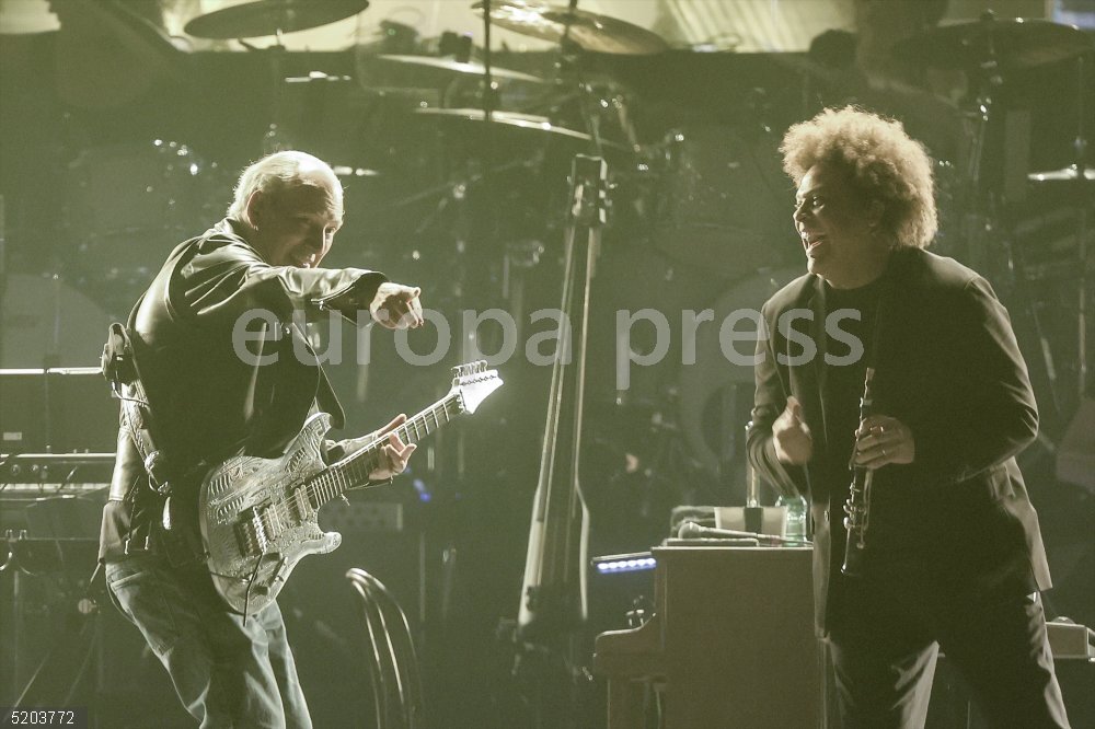 Concierto de Hans Zimmer en el Wizink Center El compositor alemán de bandas sonoras Hans Florian Zimmer durante un concierto en el Wizink Center, a 16 de mayo de 2023, en Madrid (España). El artista se ha convertido en uno de los más prestigiosos compositores de bandas sonoras, al cual se le caracteriza por la integración de música electrónica y arreglos sinfónicos-orquestales. Zimmer ha obtenido Globos de Oro, BAFTA, Emmy, Saturn, Grammy, además de dos premios Óscar de la Academia por su trabajo en ‘El Rey León’ y ‘Dune’. Durante su gira, el compositor ejecuta con una banda formada por 19 músicos, lo mejor de su repertorio, las bandas sonoras de Gladiator, Piratas del Caribe, El Caballero Oscuro y Origen, entre otras.