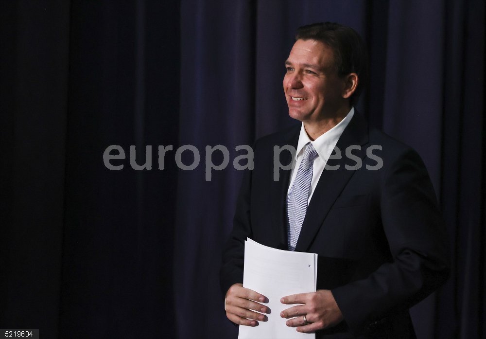 EEUU.- Ron DeSantis oficializará su candidatura a la Casa Blanca el miércoles, según medios May 17, 2023, Tampa, FLORIDA, USA: Florida Gov. Ron DeSantis takes to the stage during a press conference at Cambridge Christian School on Wednesday, May 17, 2023, in Tampa. He is expected to formally launch his presidential campaign next week.
