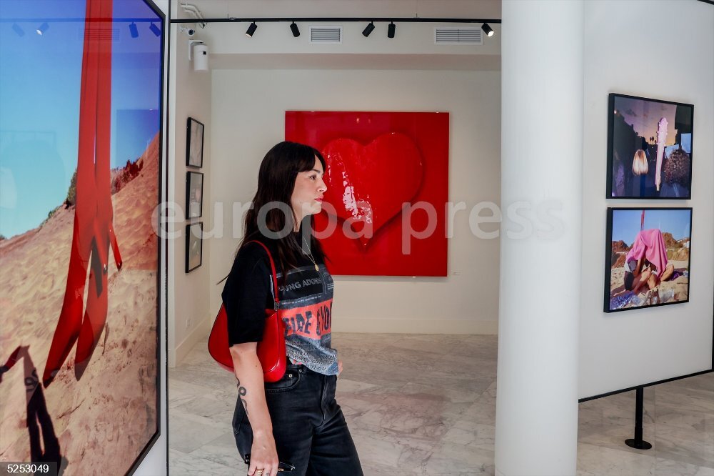 Visita A La Exposición De La Fotógrafa Rocío Aguirre En El Art Gallery Europapress 0793