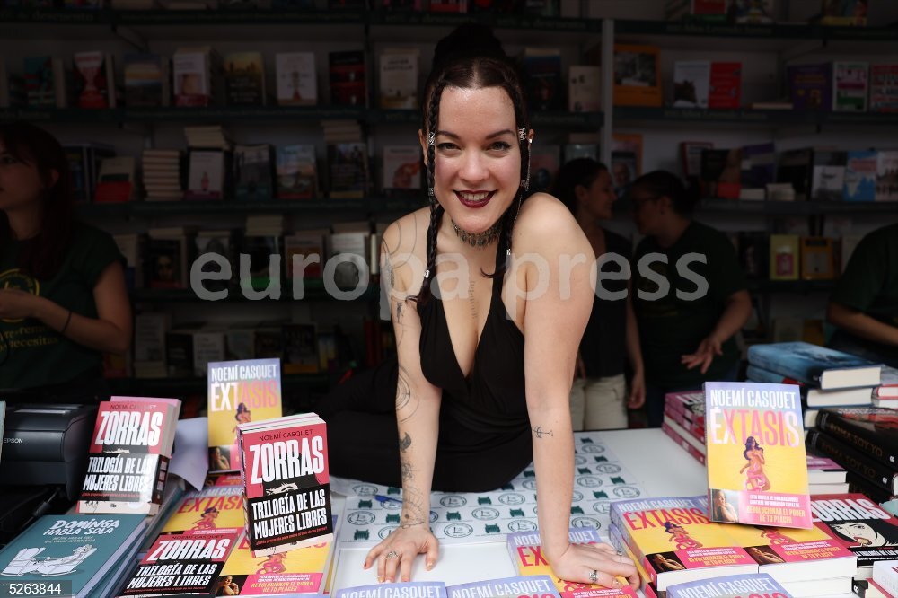 Varios Autores Firman En La Penúltima Jornada De La 82ª Feria Del Libro En Madrid Europapress 5934