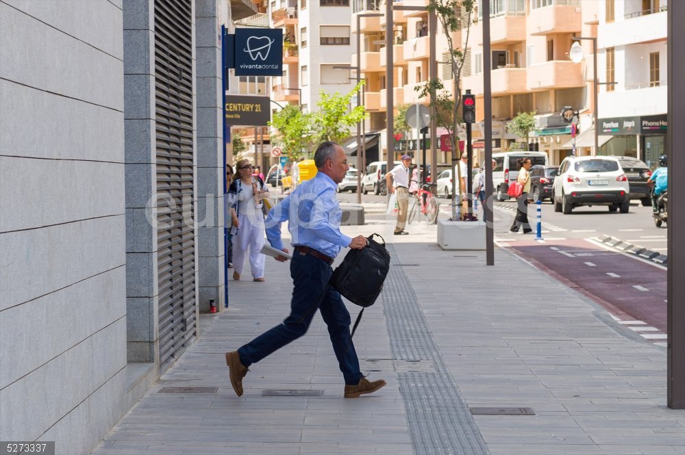 El alcalde de Sant Josep (Ibiza) pasa a disposición judicial en caso de presuntas irregularidades El abogado experto en urbanismo, Manuel Alcaide, sale en libertad con cargos después de pasar a disposición judicial, a 15 de junio de 2023, en Ibiza, Baleares (España). Guerrero ha pasado su segunda noche en dependencias de la Guardia Civil tras su detención el pasado martes, 13 de junio, después de que la Guardia Civil registrara el Ayuntamiento de Sant Josep, así como otros puntos de la isla. Además de Guerrero, en el operativo han sido detenidos la letrada municipal de Urbanismo, dos abogados externos, así como un constructor y un aparejador, este último en Alicante. En el operativo se investigan, presuntas irregularidades en construcciones de Cala Bassa, es Cubells y Cala Vedella.