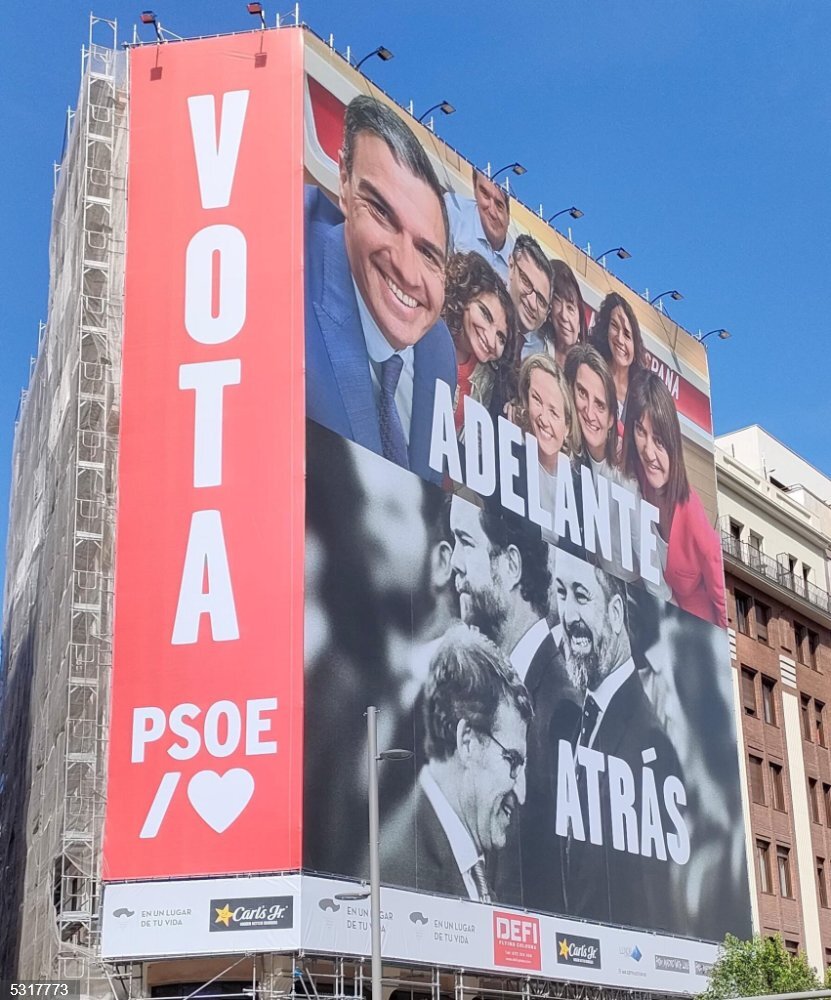 Lona desplegada por el PSOE en la Gran Vía de Madrid