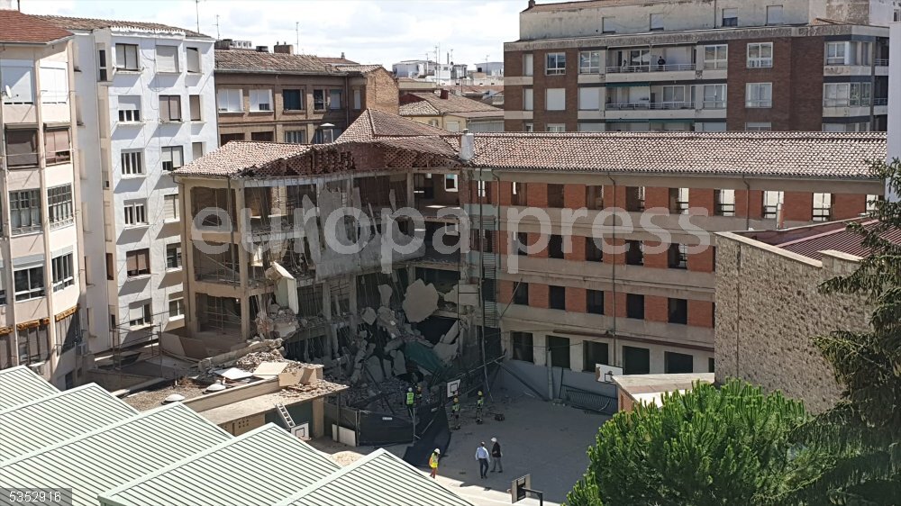 Dos obreros heridos y otro atrapado en un derrumbe en las obras del colegio Adoratrices (Logroño) Restos de un derrumbamiento en las obras del colegio Adoratrices, a 25 de julio de 2023, en Logroño, La Rioja (España). Dos personas han resultado heridas y una más, atrapada, en el desprendimiento que, a primera hora de la mañana de hoy, se ha producido en la fachada interior del colegio Adoratrices de Logroño. Las víctimas son tres trabajadores que estaban haciendo obras en el centro. En estos momentos, efectivos de la Unidad Canina de la Policía Nacional se encuentran buscando al trabajador atrapado bajo los escombros. Aún así, los servicios de emergencia mantienen acordonado el entorno del centro, situado en la calle Juan XXIII de la zona de las Cien Tiendas de la capital riojana.