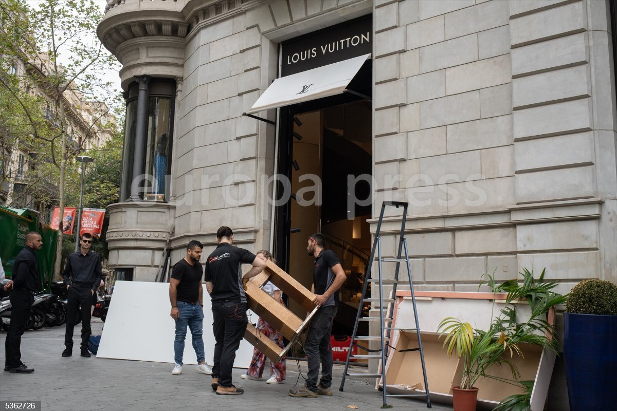Louis Vuitton cae en bolsa cerca de un 6% tras informar de una
