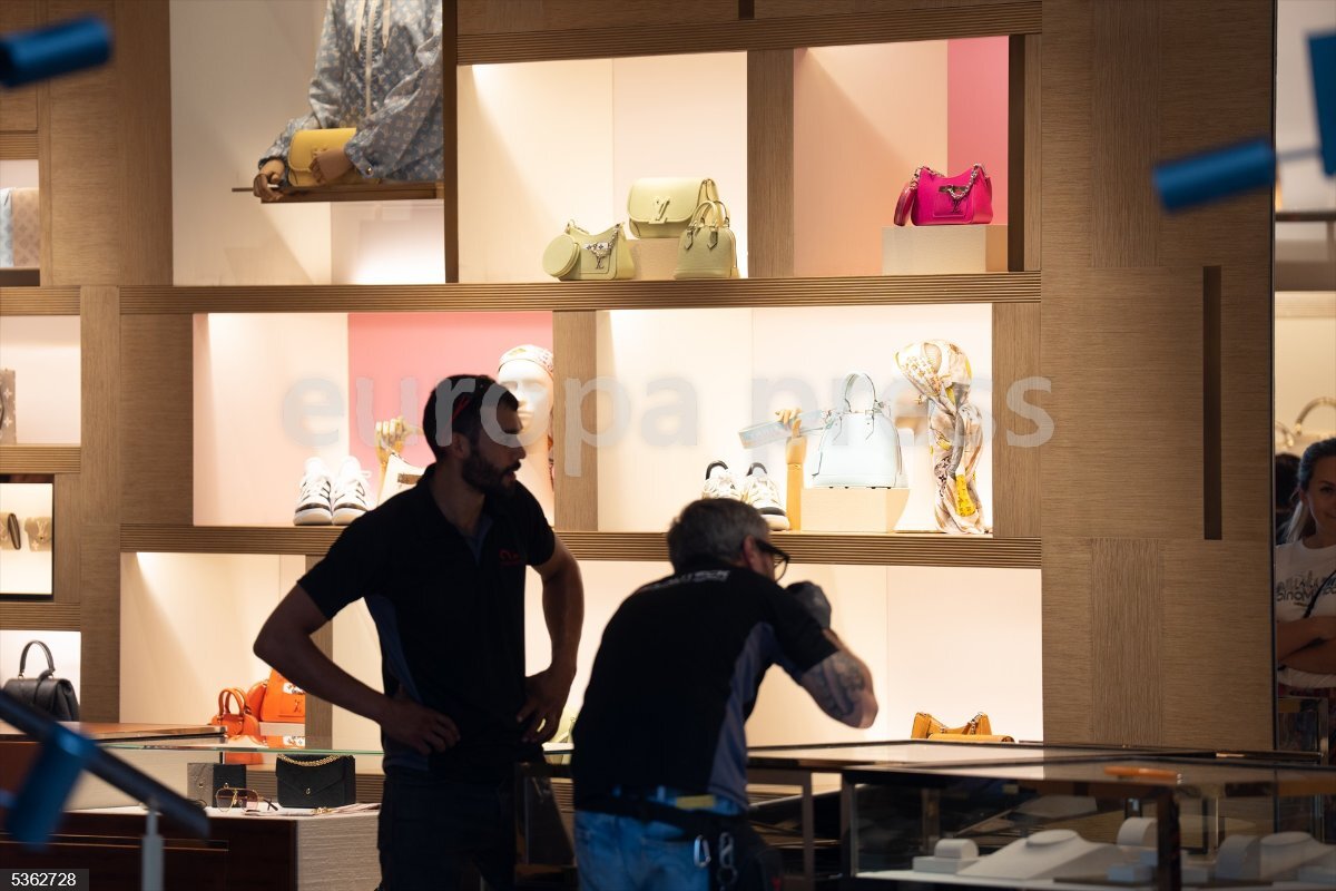 Robo por alunizaje en la tienda Louis Vuitton del paseo de Gràcia de  Barcelona - EUROPAPRESS