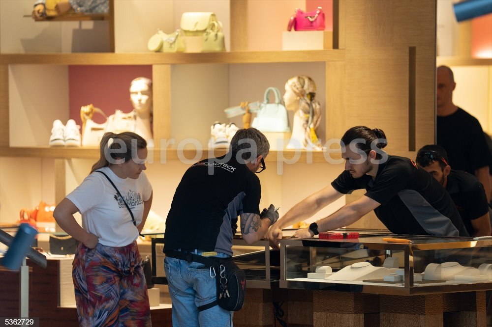 Robo con alunizaje en la tienda Louis Vuitton del centro de Barcelona