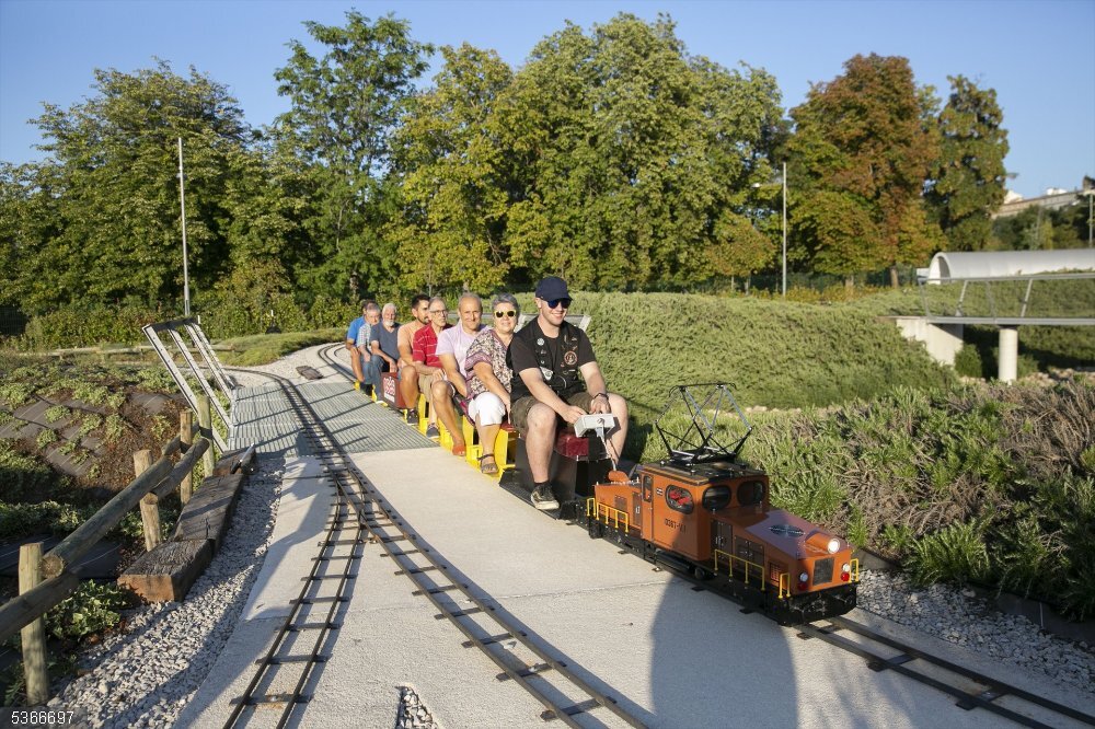 Cerca de 20.000 personas visitan el Centro de Interpretación del Ferrocarril de Trinitarios en su primer año de vida Varias personas montan en un tren a escala en el Centro de Interpretación del Ferrocarril de Trinitarios.