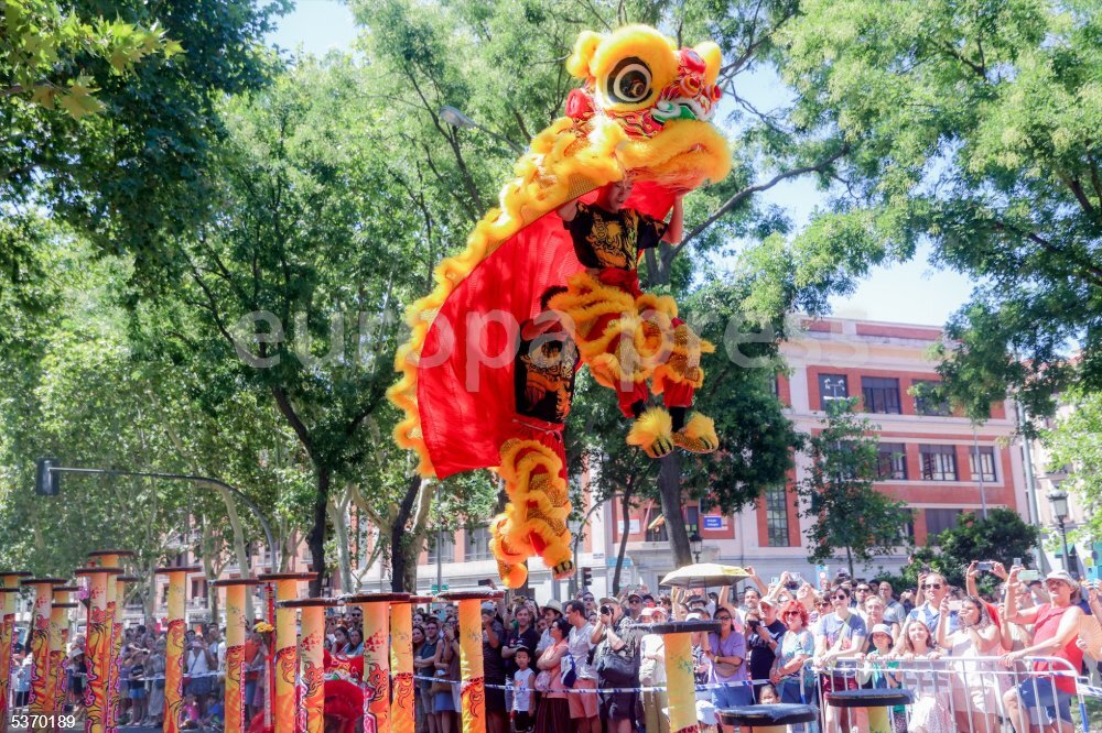 Danza del León en las calles de Madrid - EUROPAPRESS