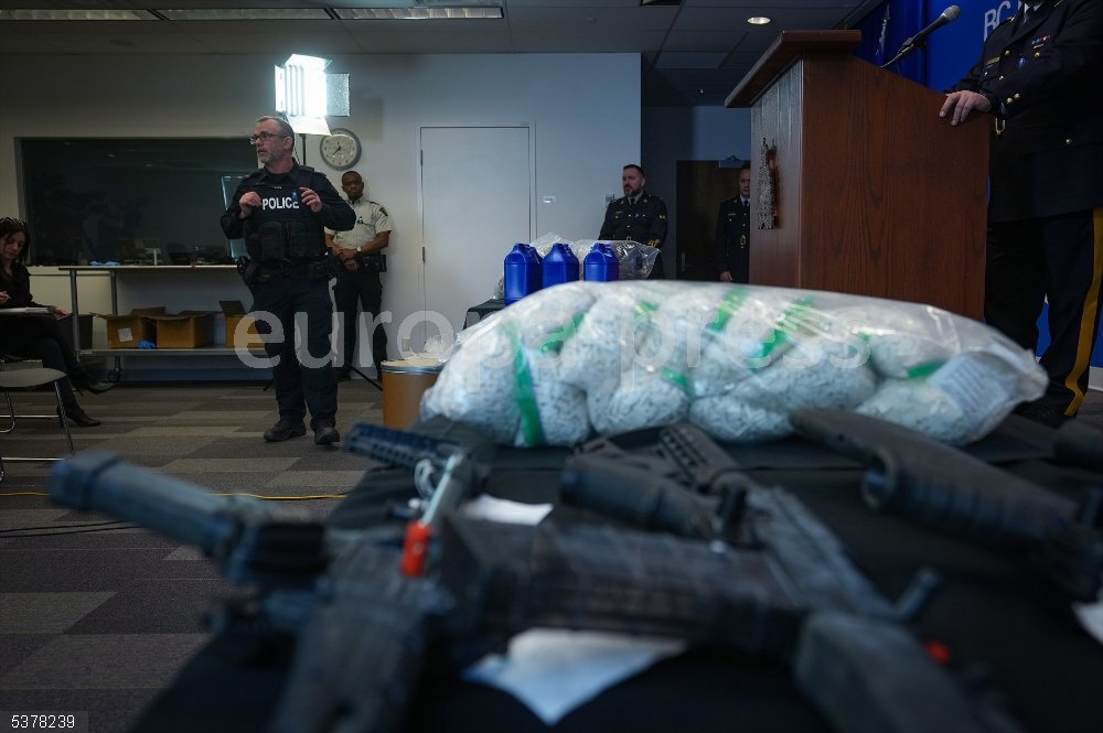 Colombia.- Petro vincula la explosión del fentanilo en EEUU con el asesinato de Fernando Villavicencio en Ecuador March 16, 2023, SURREY, BC, CANADA: RCMP Sgt. Shawn MacNeil, of the Clandestine Laboratories Enforcement and Response team (CLEAR), describes the pills that were seized as they sit on display with firearms, during a news conference at RCMP headquarters, in Surrey, B.C., on Thursday, March 16, 2023. Mounties announced they have arrested numerous people and seized chemicals capable of producing 262 million potentially lethal doses of fentanyl along with pills and equipment capable of producing 60,000 pills per hour, after a 22-month investigation.