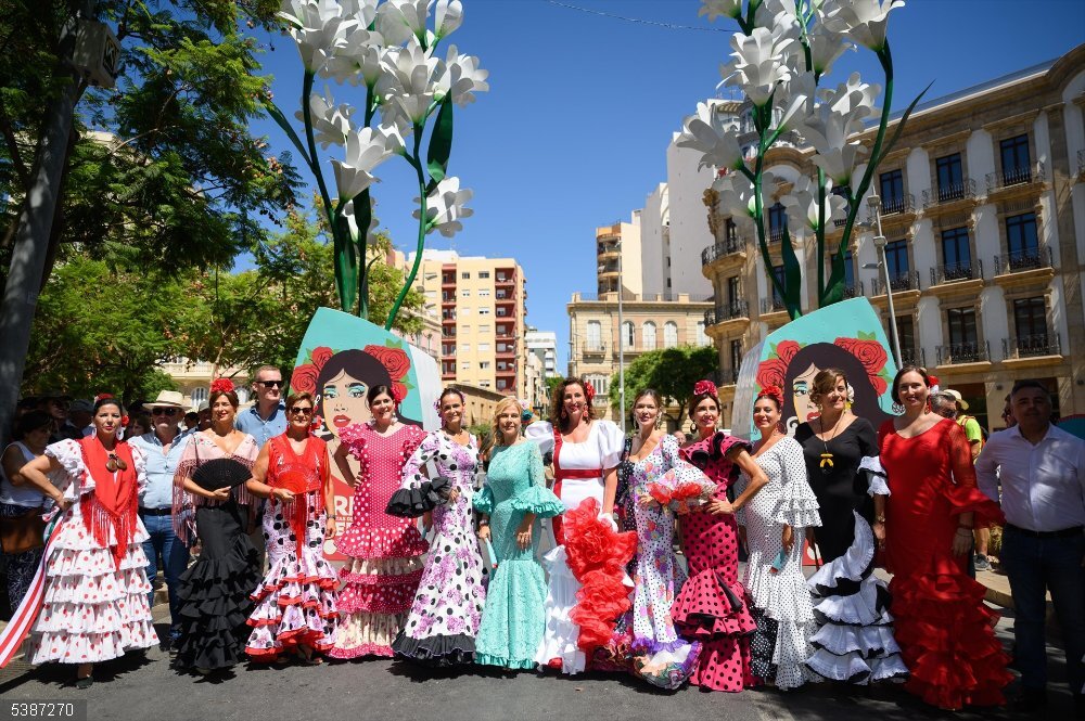 La alcaldesa de Almería, María del Mar Vázquez, en el centro, vestida con un traje de faralaes diseñado con los colores de la bandera de la ciudad, en la inauguración de la Feria del Mediodía. La alcaldesa de Almería, María del Mar Vázquez, en el centro, vestida con un traje de faralaes diseñado con los colores de la bandera de la ciudad, en la inauguración de la Feria del Mediodía.