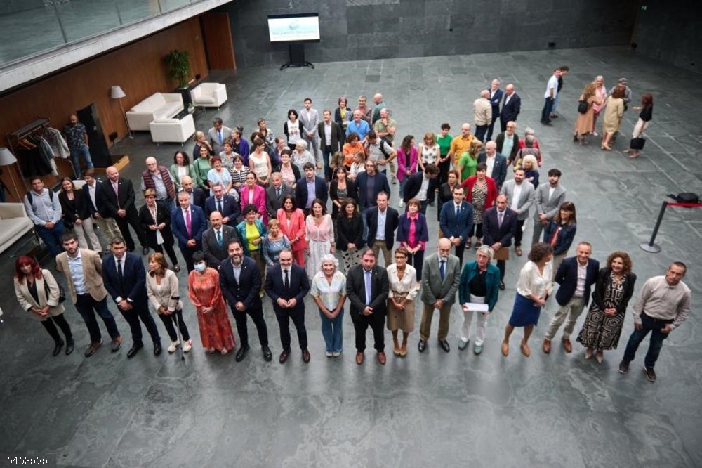 AFAN pide a la Administración una actuación "decidida" para abordar el "problema sociosanitario" que genera el Alzheimer Imagen del acto organizado por el Parlamento de Navarra y AFAN con motivo del Día Mundial del Alzheimer