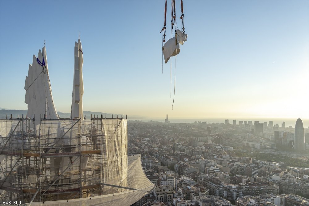 La Sagrada Familia de Barcelona culmina las torres de los evangelistas Mateo y Juan La Sagrada Familia culmina las torres de los evangelistas Mateo y Juan