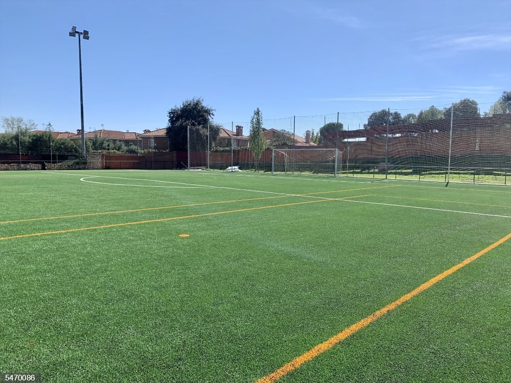 Nuevo cesped artificial instalado en el campo de fútbol de Chapinería.