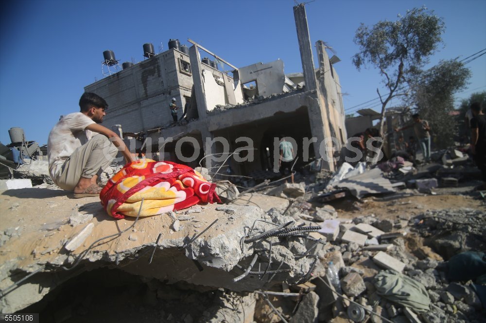 O.Próximo.- Hamás anuncia la muerte de nueve rehenes más por los bombardeos israelíes, incluidos cuatro extranjeros October 13, 2023, Rafah, Gaza Strip, Palestinian Territory: Palestinians help persons injured in an Israeli air strike in Rafah in the southern Gaza Strip, on October 13, 2023. Thousands of people, both Israeli and Palestinians have died since October 7, 2023, after Palestinian Hamas militants entered Israel in a surprise attack leading Israel to declare war on Hamas in the Gaza Strip enclave on October 8
