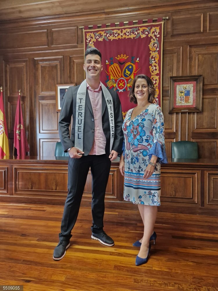 La alcaldesa de Teruel, Emma Buj, ha recibido a Mister Teruel, Cata Munteanun, día antes de participar en el certamen Nacional. La alcaldesa de Teruel, Emma Buj, ha recibido a Mister Teruel, Cata Munteanun, día antes de participar en el certamen Nacional.