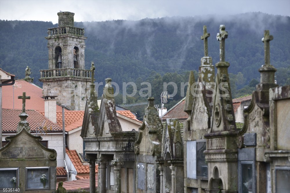 Cementerio de Os Eidos en Redondela (Pontevedra) con motivo de la festividad del Día de Todos los Santos Diferentes tumbas y nichos en el cementerio de Os Eidos, a 26 de octubre de 2023, en Redondela, Pontevedra, Galicia (España). Cementerios de todas partes de España se preparan para la celebración del Día de Todos los Santos el próximo miércoles, 1 de noviembre. En concreto, este cementerio, está considerado a día de hoy, cementerio histórico por la Diputación de Pontevedra y ha sido durante varios años, designado el cementerio más bonito de España. Os Eidos fue construido alrededor de 1830 y alberga en su interior parte de la historia de Pontevedra. Este lugar cuenta con 724 sepulturas repartidas en 147 parcelas. De esas 724 tumbas, 126 están en el suelo, siendo la más antigua de 1860 y la más moderna de 1988. A día de hoy, Os Eidos ya no tiene capacidad para acoger a más difuntos.
