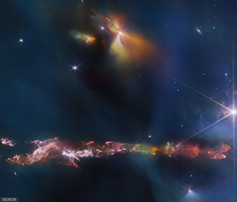 Webb observa una protoestrella prominente en Perseo El Telescopio Espacial James Webb de NASA/ESA/CSA revela detalles intrincados del objeto Herbig Haro 797 (HH 797).