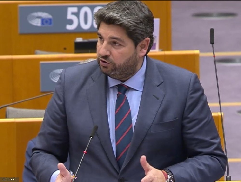 López Miras insta a la UE a que "no mire para otro lado" con la ley de amnistía: "Los españoles les necesitan" El presidente de la Región de Murcia, Fernando López Miras, interviene ante los miembros del Comité de las Regiones de la Unión Europea (UE)