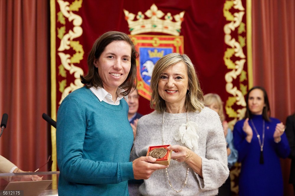 El Ayuntamiento de Pamplona homenajea a la golfista Carlota Ciganda por su reciente victoria en la Solheim Cup La golfista Carlota Ciganda recibe el reconocimiento de manos de la alcaldesa de Pamplona, Cristina Ibarrola.