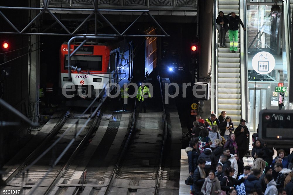 Cortada la circulación de Cercanías en el túnel de Recoletos por la salida de vía de un tren en Atocha Un tren descarrilado en la estación de Puerta de Atocha-Almudena Grandes, a 5 de diciembre de 2023, en Madrid (España).  La circulación de trenes de la red de Cercanías de Renfe se encuentra cortada al tráfico en ambos sentidos entre Atocha y Recoletos debido a la salida de la vía de un convoy procedente de Villalba a la entrada de la estación de Atocha. En el incidente un par de personas han sufrido contusiones leves, según indican desde Renfe.